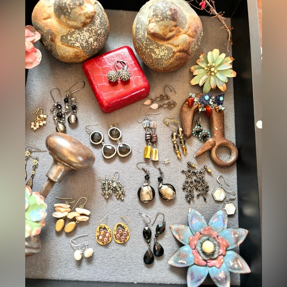 Bundle Lot of 18 Pair of Unique Vintage Retro Assorted Pierced Dangle Earrings - Picture 8 of 17